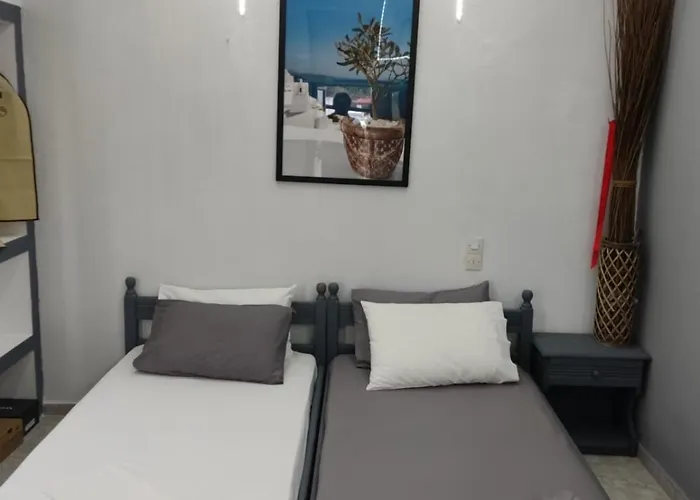 מלון דירות Petite Economy 3*